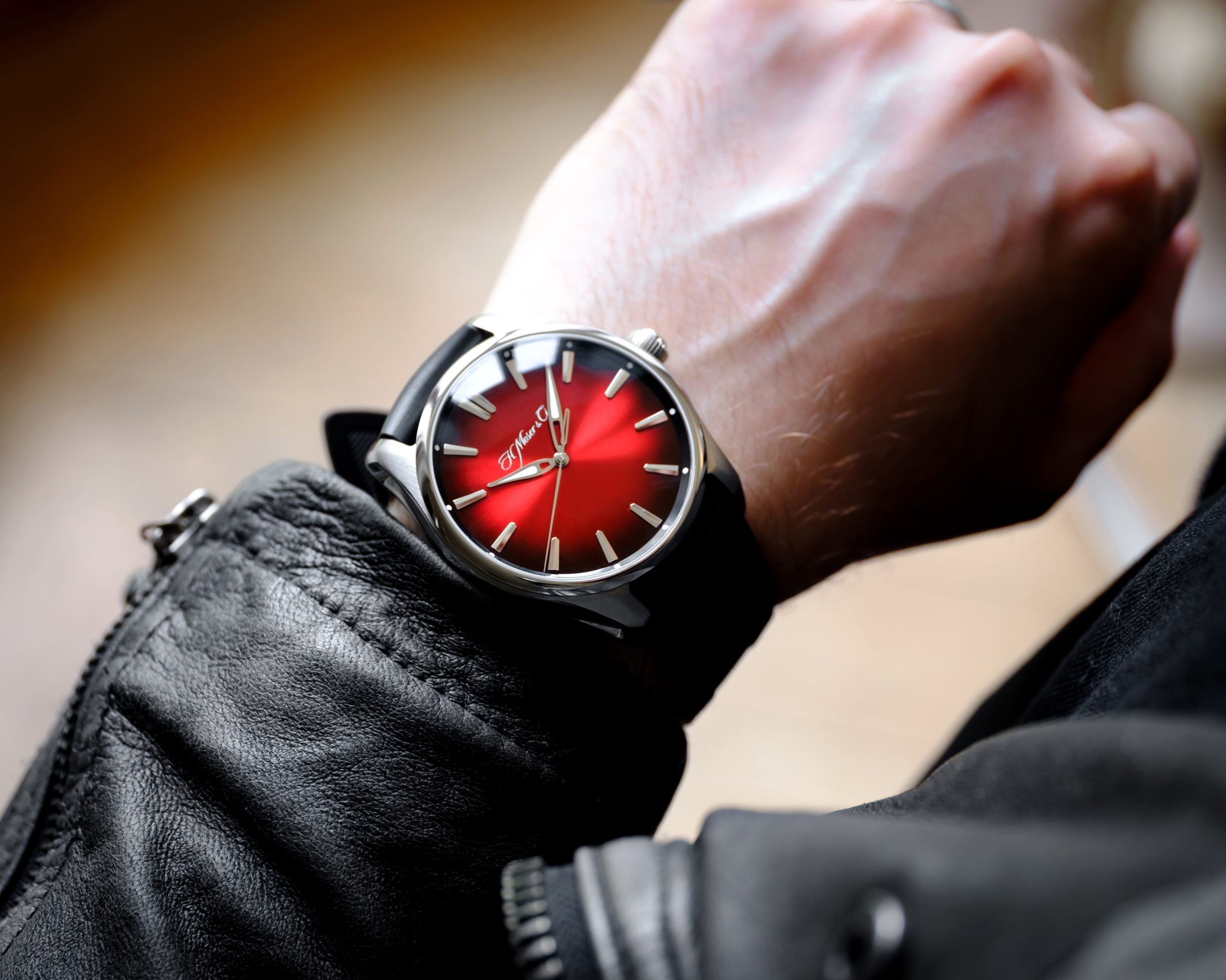 HMoser_3200-1207_Pioneer_CenterSeconds_SwissMadRed__Lifestyle_Wrist