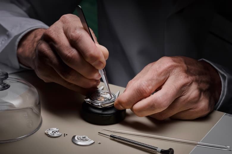 discover-rolex-servicing-2-sav1910dh_005c-portrait