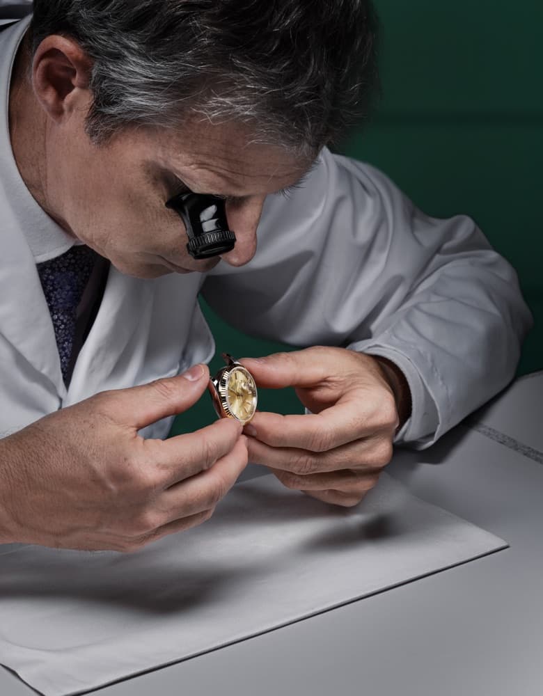 rolex-servicing-procedure-2234_rolex-sav_retailers_104_estimation_vérification_no_de_serie_boite_v5-portrait