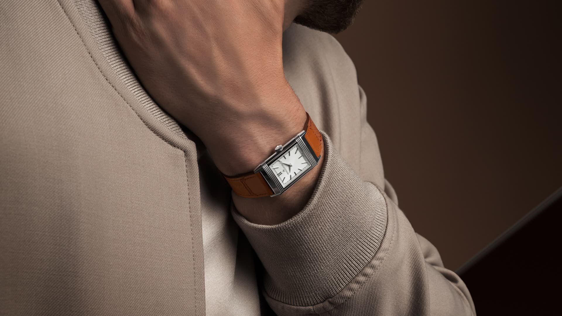 2024-q7168420-reversotr-midsize-wristshot-srgb-16x9-1