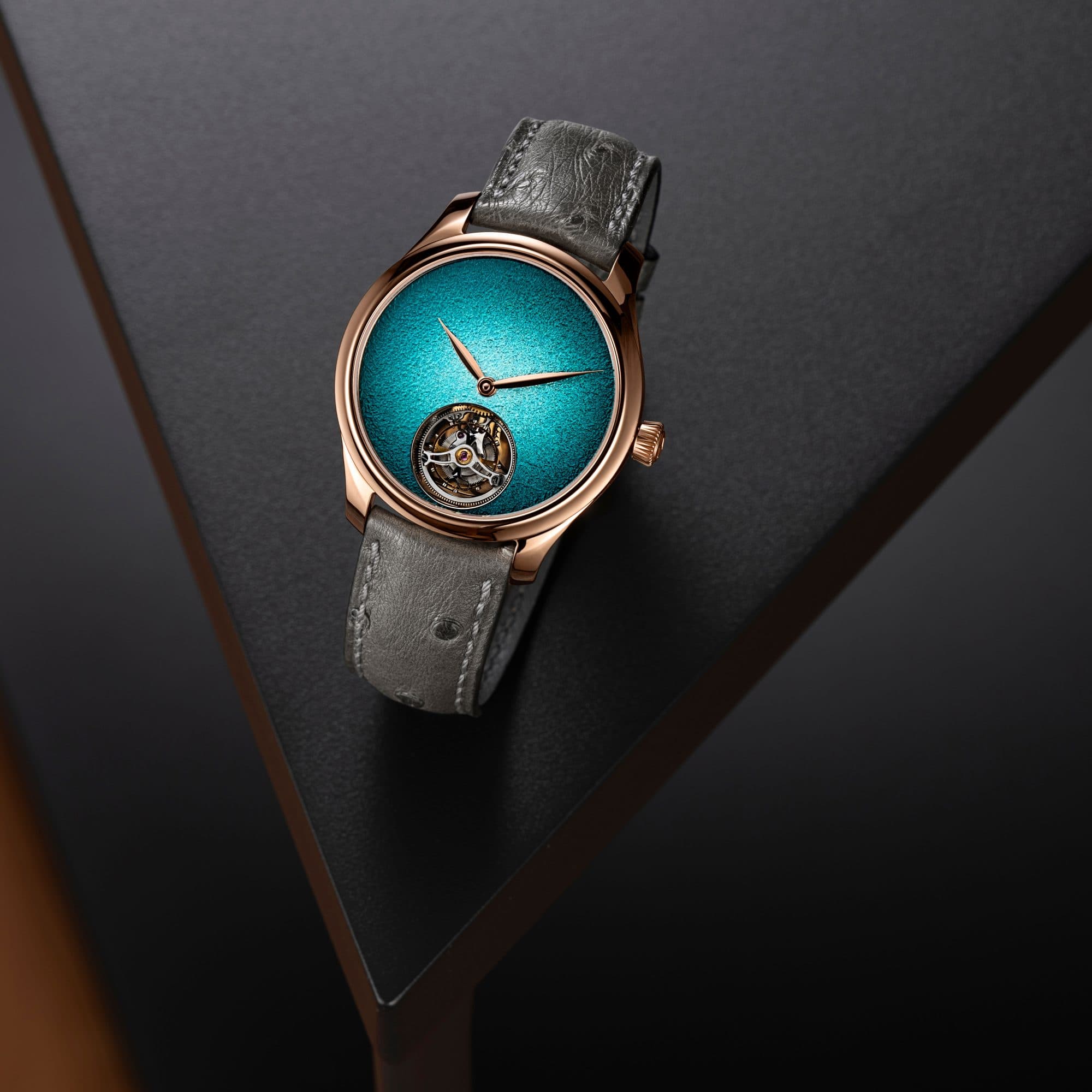 HMoser_1805-0400_Endeavour_Tourbillon_RG_Concept_Turquoise_Enamel__Lifestyle_corner_top