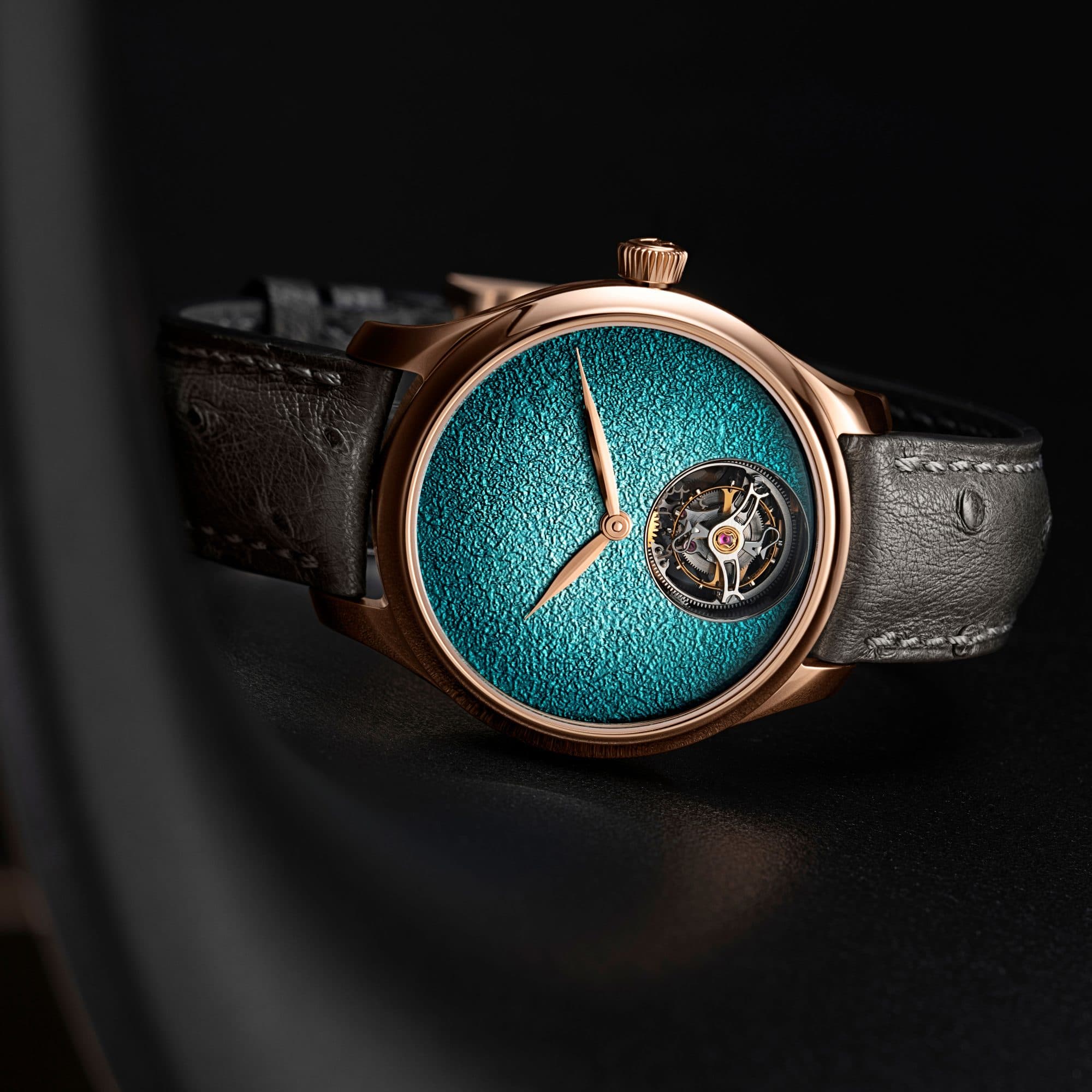 HMoser_1805-0400_Endeavour_Tourbillon_RG_Concept_Turquoise_Enamel__Lifestyle_side