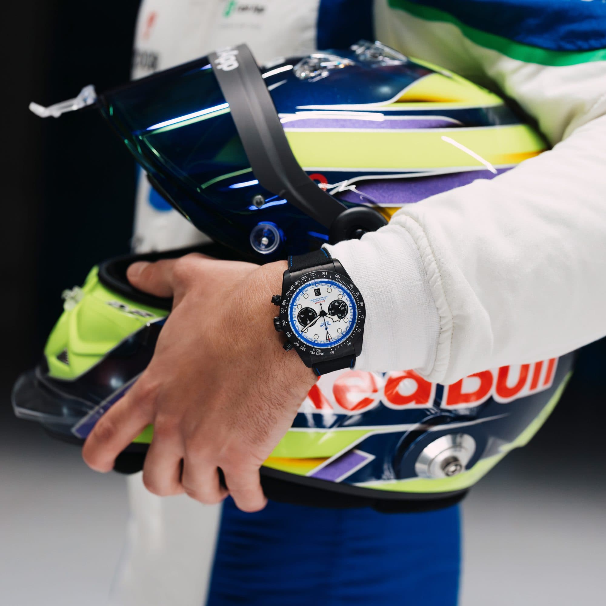 TUDOR_NP25_BlackBayChrono_Carbon25_Lifestyle-8 (1)