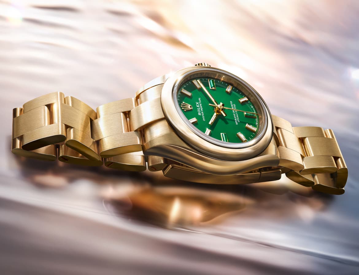 rolex-new-watches-2026-the-oyster-perpetual-28-and-34-m124205-0002-and-m276208-0002-ambiance-portrait